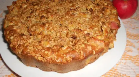 Шарлотка на кефире с яблоками и мюсли