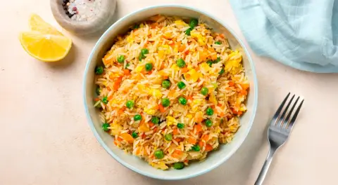 Жареный рис с яйцом и овощами: простой рецепт